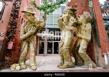 Il Liberty Avenue musicisti sono tre 15 piedi musicisti di calcestruzzo a Pittsburgh, in Pennsylvania, culturale e storico quartiere di artista James Simon. Foto Stock