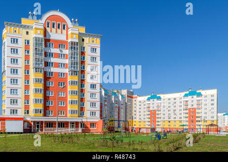 Il parco giochi di fronte a un bel multi-storey house nel nuovo quartiere residenziale Foto Stock