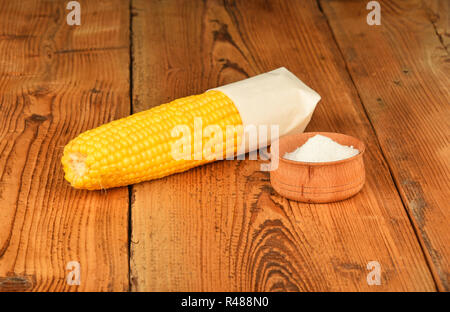 Un tutolo di mais e il sale sul legno vintage Foto Stock