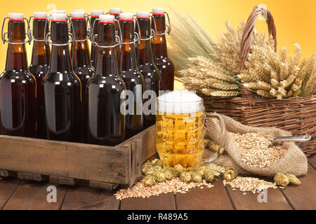 Bierkasten con bicchiere di birra Foto Stock