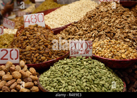 Molti contenitori di una varietà di carni essiccate di frutta e spezie nel mercato delle spezie di Vecchia Delhi, India. Foto Stock