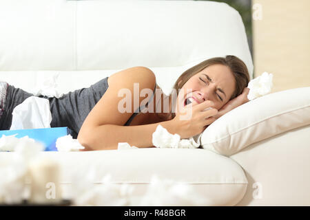 Ragazza piange disperatamente a casa Foto Stock