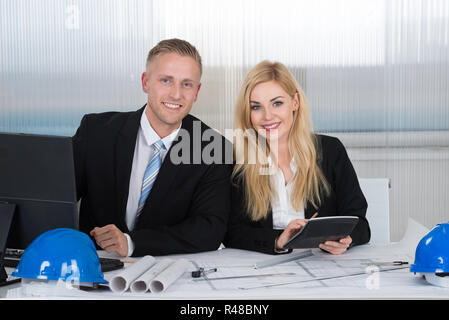 Architetti discutendo su Blueprint in Office Foto Stock