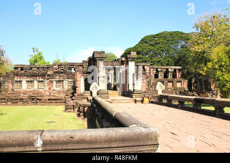 Vista dello storico Prasat Hin Phimai Castello a Nakhon Ratchasima Provincia, Thailandia. Il castello di Khmer sono stati costruiti durante il periodo di Angkor e segnato il settentrionale del Reame. Foto Stock