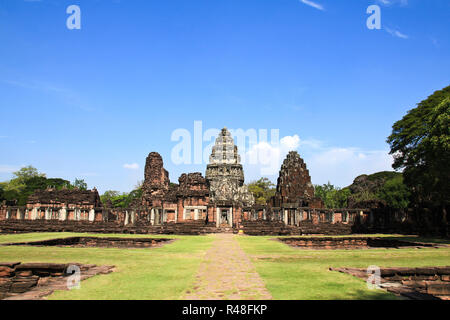 Vista dello storico Prasat Hin Phimai Castello a Nakhon Ratchasima Provincia, Thailandia. Il castello di Khmer sono stati costruiti durante il periodo di Angkor e segnato il settentrionale del Reame. Foto Stock