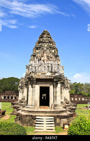 Vista dello storico Prasat Hin Phimai Castello a Nakhon Ratchasima Provincia, Thailandia. Il castello di Khmer sono stati costruiti durante il periodo di Angkor e segnato il settentrionale del Reame. Foto Stock