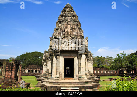 Vista dello storico Prasat Hin Phimai Castello a Nakhon Ratchasima Provincia, Thailandia. Il castello di Khmer sono stati costruiti durante il periodo di Angkor e segnato il settentrionale del Reame. Foto Stock