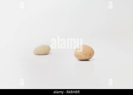 Due pietre,Sharp e sfocata,fronte e retro,contrasto e coppia Foto Stock