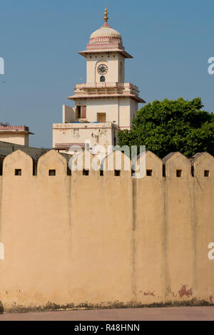 Palazzo di Città dalle pareti di Jantar Mantar, osservatorio di Jaipur Foto Stock