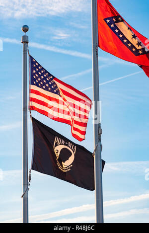 Bandiera degli Stati Uniti, Arkansas flag di stato e POW-MIA bandiera in Arkansas Benvenuto nel centro di Memphis Occidentale, Arkansas. (USA) Foto Stock