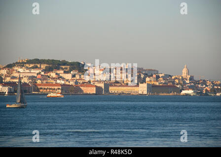 Blick auf die Skyline von Lisbona und den Tejo Fluss, Portogallo Foto Stock