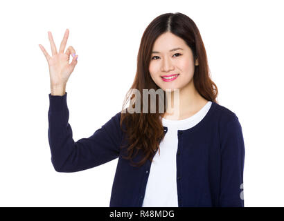 La donna che mostra ok gesto di segno Foto Stock