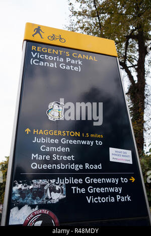 Regents Canal firmare al Victoria Park, Londra Foto Stock