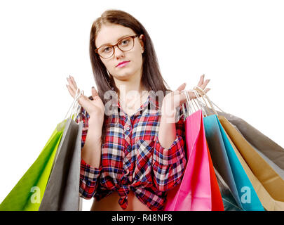 Piuttosto giovane donna andato shopping su sfondo bianco Foto Stock