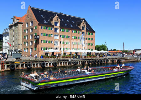 Un canale di Copenaghen tours sightseeing in barca a vela il passato 71 Nyhavn Hotel in Copenhagen, Danimarca Foto Stock