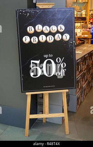 Un negozio e lavagna su cavalletto pubblicità 'Venerdì Nero" con fino al 50% di sconto sui prezzi. Glasgow, Scotland, Regno Unito Foto Stock