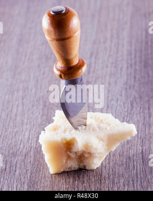 Formaggio Grana sopra il tavolo Foto Stock