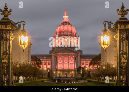 La città di San Francisco Hall illuminato in ambra nella vigilia del Ringraziamento. Foto Stock