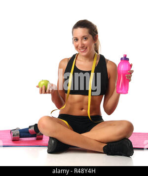 Felice giovane donna con il suo equipaggiamento fitness Foto Stock