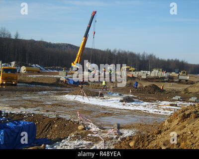 , Sakhalin in Russia - 12 Novembre 2014: costruzione di un gasdotto sul terreno. Foto Stock