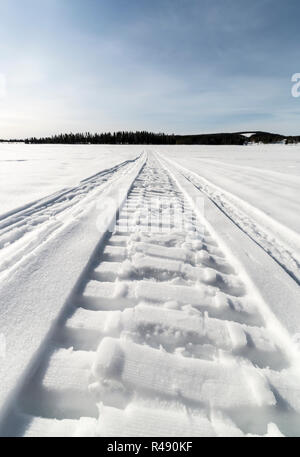 Neve piste mobili sul lago Foto Stock