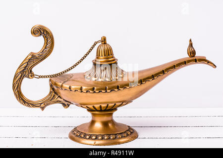 Aladdin magic lampada bianca su sfondo di legno Foto Stock