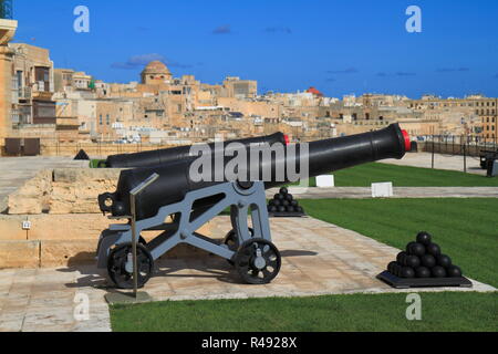 Pistola fuoco di salutando lascaris batteria in Valletta, Malta Foto Stock