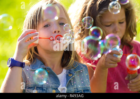 Gruppo di bambini divertirsi nel parco. Foto Stock