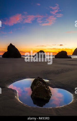 Pool di marea in corrispondenza dell'Oregon Bandon Beach dopo il tramonto Foto Stock