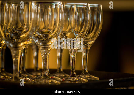Bicchieri di acqua sono disponibili per la ricezione - gli ospiti possono venire Foto Stock