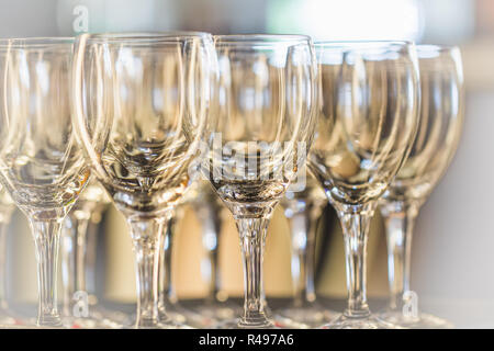 Bicchieri di acqua sono disponibili per la ricezione - gli ospiti possono venire Foto Stock