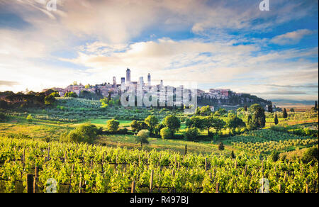 Bellissimo paesaggio con la città medievale di San Gimignano al Tramonto in Toscana, in provincia di Siena, Italia Foto Stock