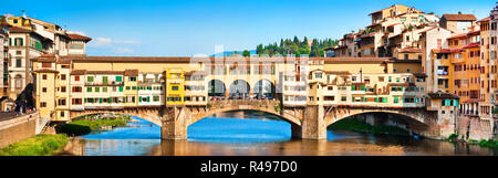 Vista panoramica del famoso Ponte Vecchio con il fiume Arno al tramonto a Firenze, Italia Foto Stock