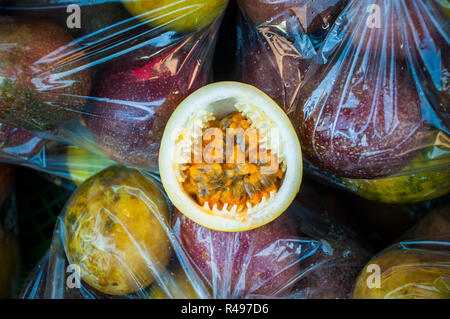 Chiudere fino al frutto della passione maturo rip il sacchetto in plastica pack sfondo, Passiflora edulis Foto Stock