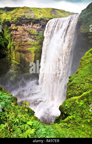 Famosa cascata Skogafoss in Islanda Foto Stock