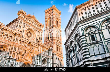 Famosa Cattedrale Santa Maria del Fiore con il Campanile di Giotto e il Battistero di San Giovanni al tramonto sulla Piazza del Duomo di Firenze, Toscana, Italia Foto Stock