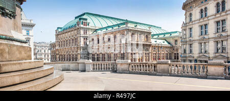 Vista panoramica della Wiener Staatsoper (Opera di Stato di Vienna) a Vienna, in Austria Foto Stock