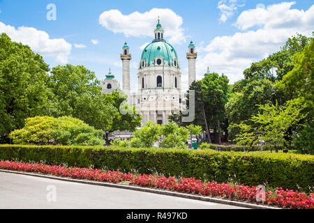 Bellissima vista della famosa San Carlo, la Chiesa (Wiener Karlskirche) a Karlsplatz a Vienna, in Austria Foto Stock