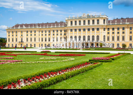 Bellissima vista del famoso Palazzo Schoenbrunn con grande parterre giardino di Vienna in Austria Foto Stock