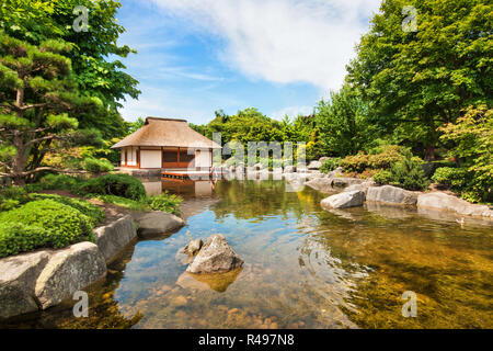 Bella vista del giardino giapponese tradizionale con tea house e stagno Foto Stock