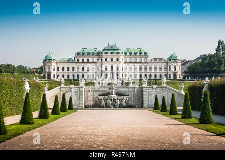 Bellissima vista del famoso Schloss Belvedere costruito da Johann Lukas von Hildebrandt come una residenza estiva per il principe Eugenio di Savoia, a Vienna, in Austria Foto Stock