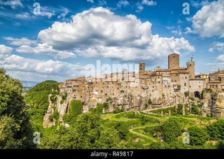 Bellissima vista della città medievale di Vitorchiano con splendide cloudscape, provincia di Viterbo, Lazio, Italia Foto Stock