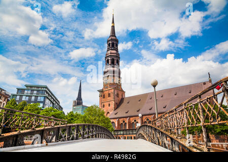 Centro storico la chiesa di Santa Caterina (Katharinenkirche), uno dei cinque principali Chiese luterane (Hamburger Hauptkirchen) con il vecchio ponte in Amburgo Foto Stock