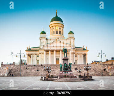 Bellissima vista della famosa cattedrale di Helsinki in bella luce della sera, Helsinki, Finlandia Foto Stock