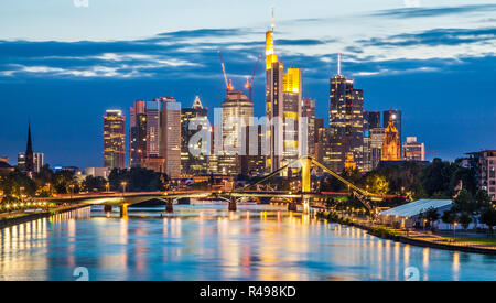 Bellissima vista di Frankfurt am Main skyline al tramonto, Germania Foto Stock