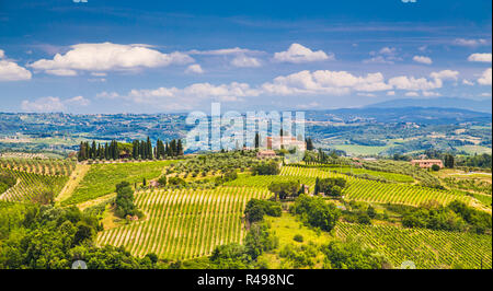 Scenic Toscana paesaggio con colline e valli in una giornata di sole con cielo blu e nuvole in Val d'Orcia, Italia Foto Stock