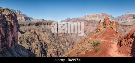 Vista panoramica di South Kaibab Trail discendente nel famoso Grand Canyon in beautiful Golden luce della sera al tramonto in estate, Arizona, Stati Uniti d'America Foto Stock