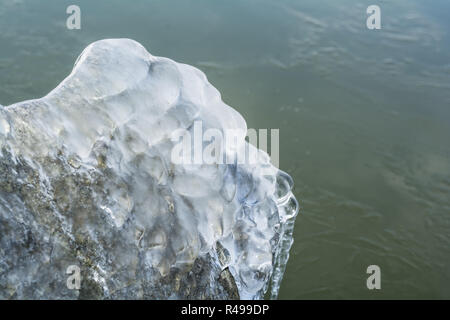 Rocce congelate con ghiaccio in inverno Lago Foto Stock