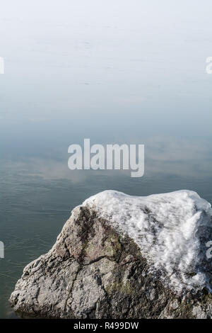 Rocce congelate con ghiaccio in inverno Lago Foto Stock