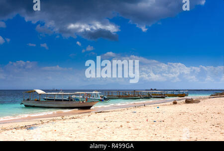 Una spiaggia da sogno con la barca Bali Indonesia Foto Stock